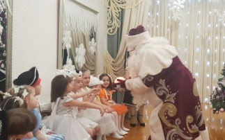 Новый год стучит к нам в двери! Новый год стучит к нам в двери!.